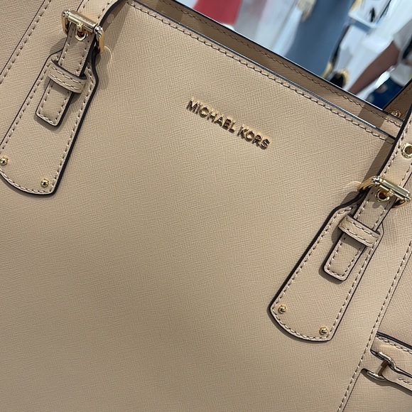 Michael Kors Voyager Saffiano Leather Tote Bag
Style#30H1GV6T4T
NWT
OYSTER - Picture 12 of 16